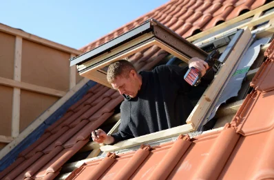 Pose de fenêtres de toit Velux à Faux-Mazuras